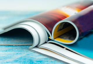 福岡パンフレット制作.com の実績ポートフォリオを紹介するイメージ画像