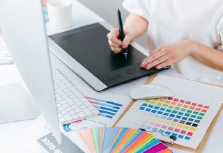 魅力的なパンフレットのための色の選び方と心理効果を示すイメージ。赤は情熱、青は信頼、緑は調和など、様々な色の組み合わせと対応する心理効果の解説。
