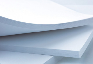 パンフレットに最適な紙の種類を紹介するイメージ