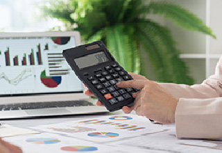 パンフレット・会社案内の料金相場を紹介するイメージ画像。グラフや金額のイメージなど。