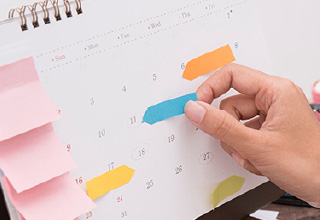 パンフレット制作の全体の流れを示すフローチャート。企画、デザイン、校正、印刷などのステップを図解。