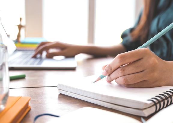 専門家による資料整理と原稿作成